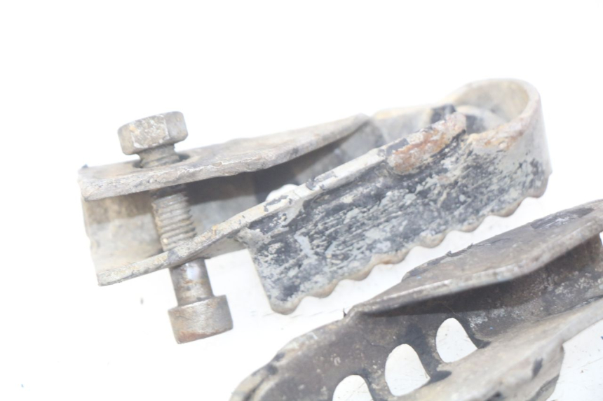 photo de PAIR OF FRONT FOOTRESTS DERBI SENDA 50 (2003 - 2005) - Zoom on usage condition