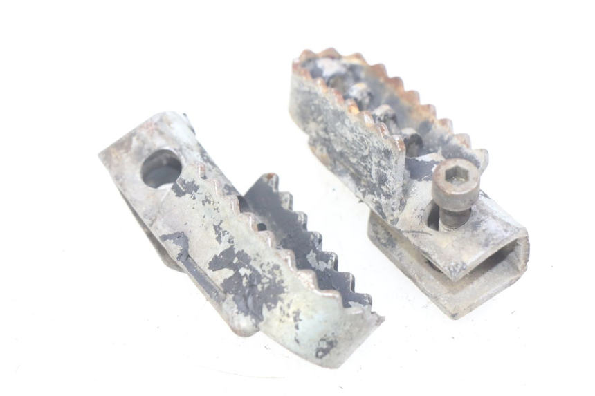 photo de PAIR OF FRONT FOOTRESTS DERBI SENDA 50 (2003 - 2005) - Technical close-up