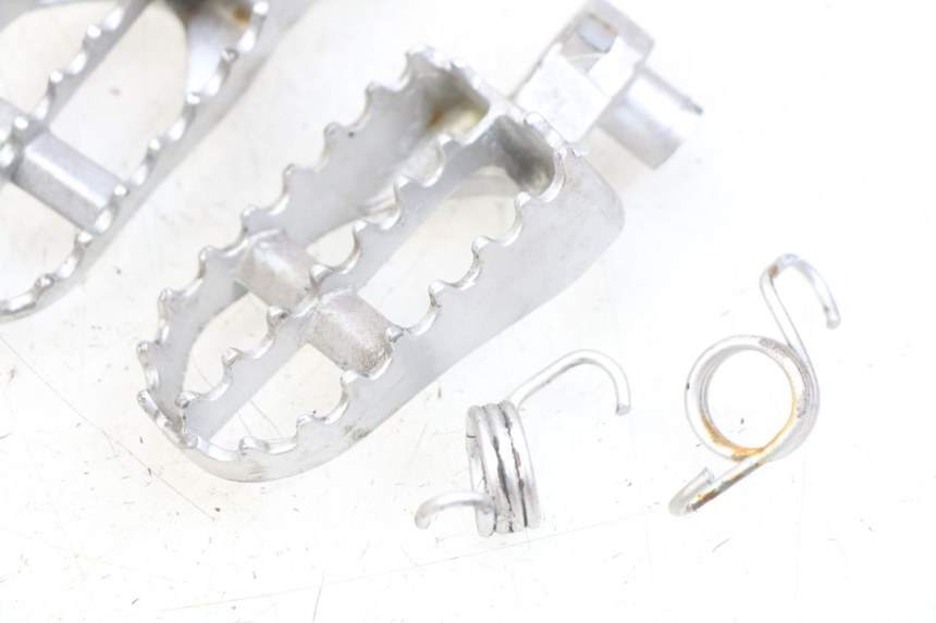 photo de PAIR OF FRONT FOOTRESTS GAS-GAS SM ROOKIE 50 (2001 - 2005) - Technical close-up