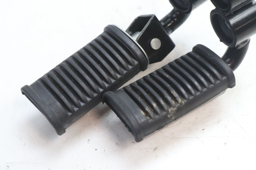 photo de PAIR FRONT FOOTREST YAMASAKI STREET 50 (2013 - 2018) - Technical close-up
