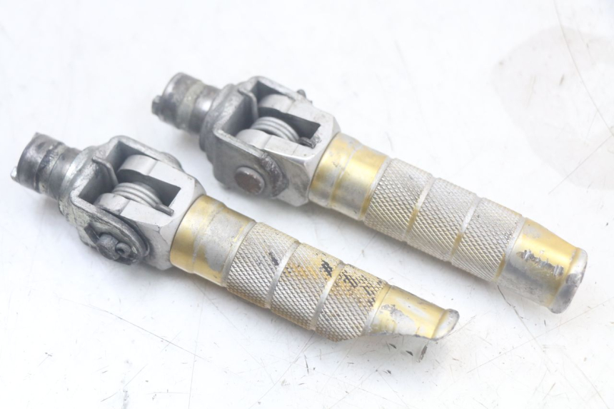 photo de PAIR OF FRONT FOOTRESTS SUZUKI SV N 650 (1999 - 2002) - Zoom on usage condition