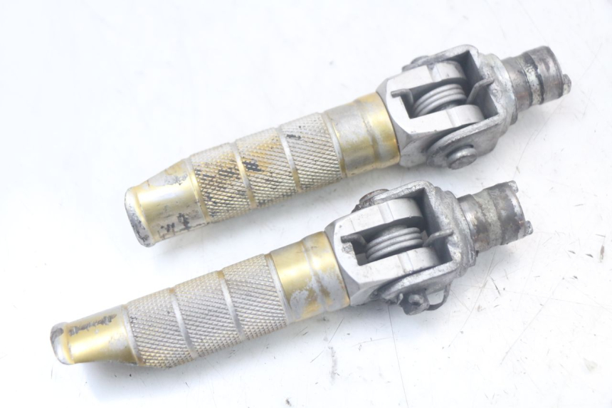 photo de PAIR OF FRONT FOOTRESTS SUZUKI SV N 650 (1999 - 2002) - Alternative perspective