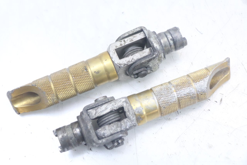 photo de PAIR OF FRONT FOOTRESTS SUZUKI SV N 650 (1999 - 2002) - Technical close-up