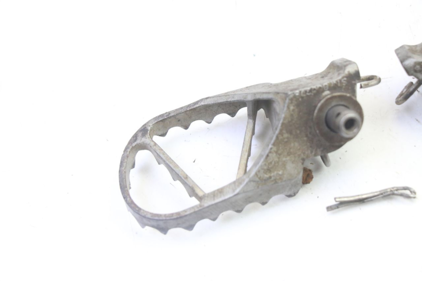 photo de PAIR FRONT FOOTREST KTM SX 85 (2013 - 2017) - Fixing points details