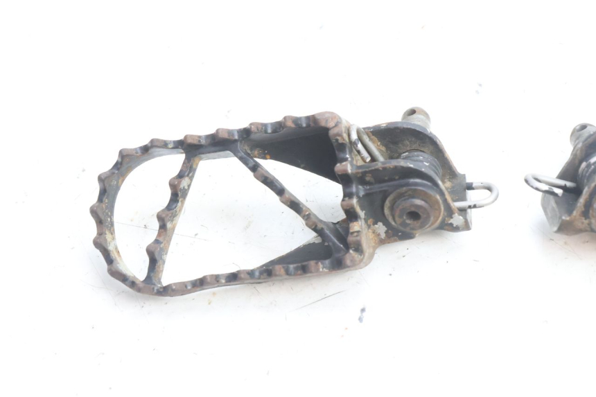 photo de PAIR FRONT FOOTREST HUSABERG TE 250 (2011 - 2014) - Technical close-up