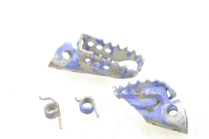 photo de PAIR OF FRONT FOOTRESTS YAMAHA TTR 125 (2000 - 2020) - Alternative perspective