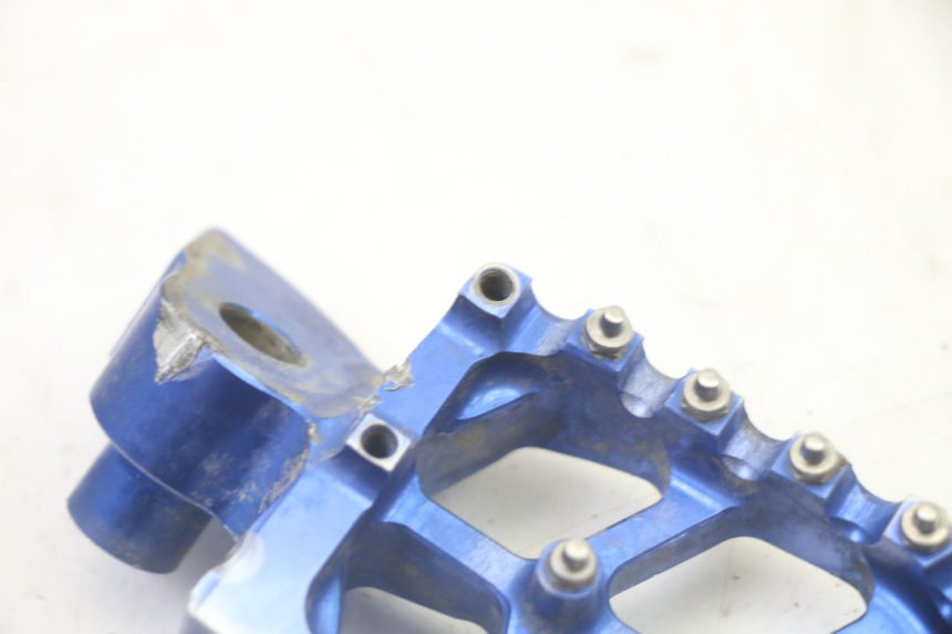 photo de PAIR FRONT FOOTREST YAMAHA YZ-F YZF 250 (2014 - 2018) - Technical close-up