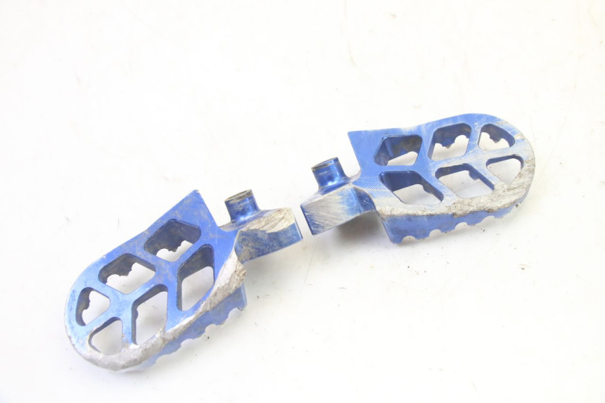 photo de PAIR FRONT FOOTREST YAMAHA YZ-F YZF 250 (2014 - 2018) - Surface and material condition
