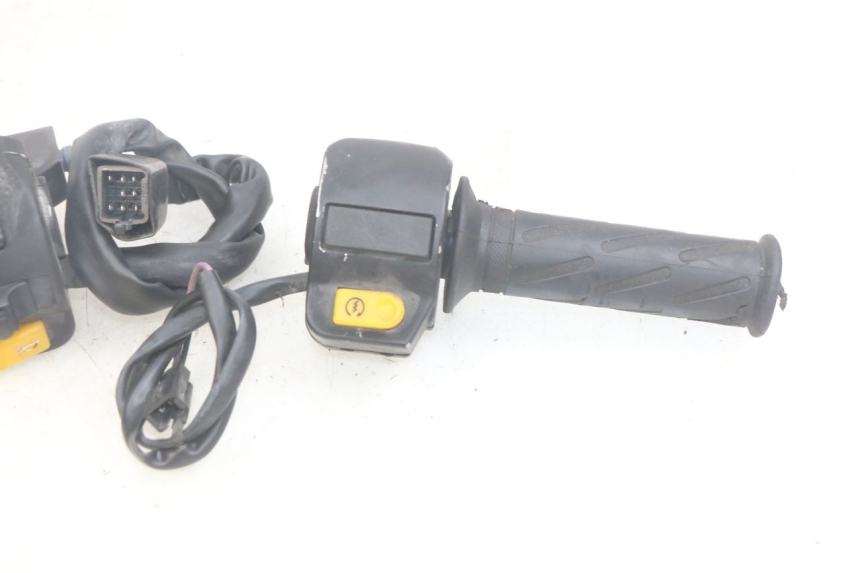 photo de HANDLEBAR SWITCHES PEUGEOT KISBEE 2T 50 (2010 - 2017) - Surface and material condition