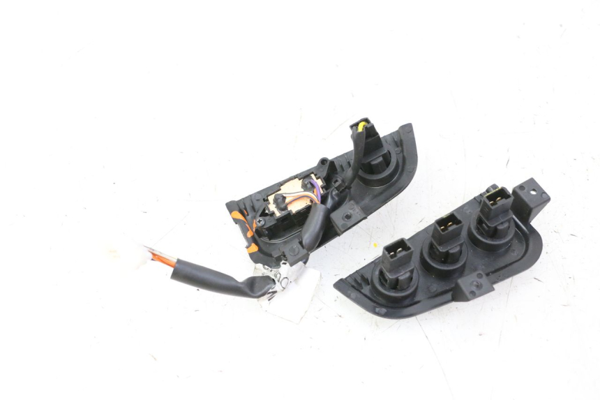 photo de HAND SWITCHES PIAGGIO MP3 HPE 310 (2024 - 2025) - Zoom on usage condition