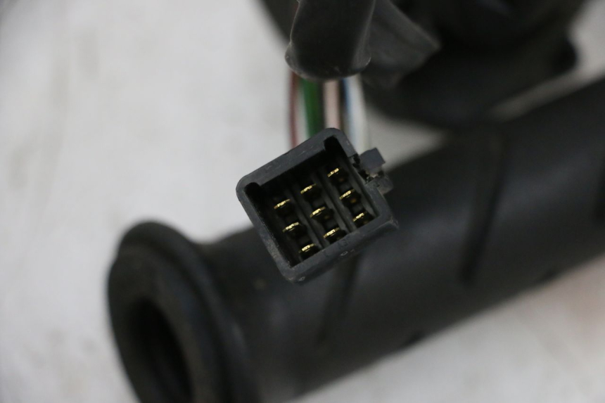 photo de HAND SWITCHES PEUGEOT SATELIS 125 (2013 - 2018) - Alternative perspective