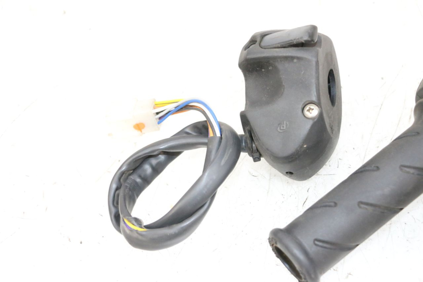 photo de HAND SWITCHES PEUGEOT SATELIS 125 (2013 - 2018) - Fixing points details