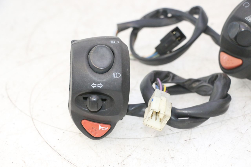 photo de HAND SWITCHES PEUGEOT SATELIS 125 (2013 - 2018) - Distinctive features