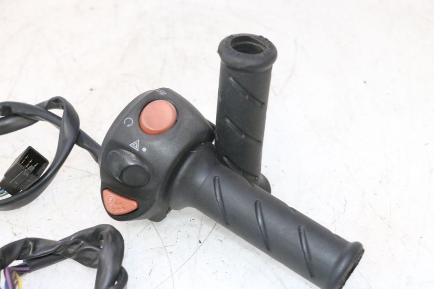 photo de HAND SWITCHES PEUGEOT SATELIS 125 (2013 - 2018) - Component zoom