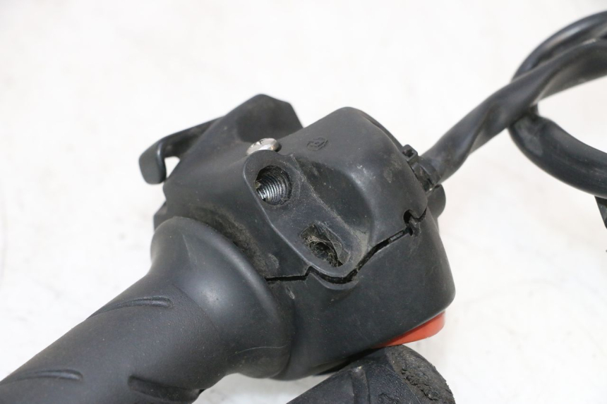 photo de HAND SWITCHES PEUGEOT SATELIS 125 (2013 - 2018) - Zoom on usage condition