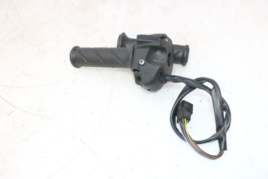 photo de HAND SWITCHES PEUGEOT SATELIS 125 (2013 - 2018) - Alternative perspective