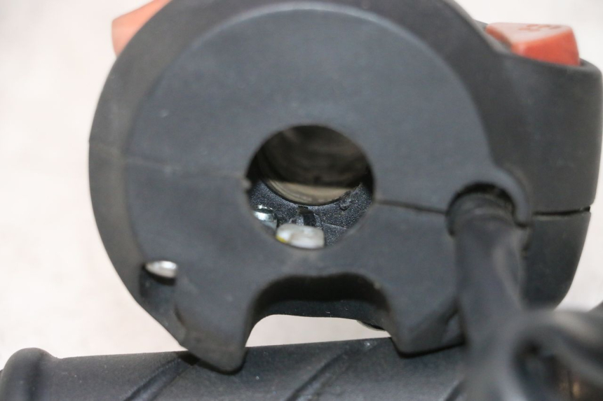 photo de HAND SWITCHES PEUGEOT SATELIS 125 (2013 - 2018) - Fixing points details