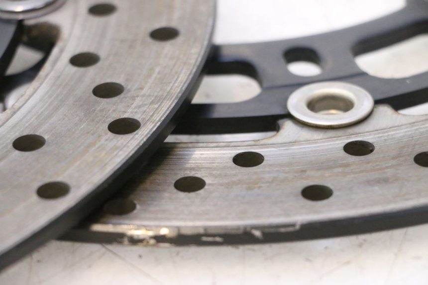 photo de PAIR FRONT BRAKE DISC YAMAHA YZF R6 600 (2008 - 2009) - Fixing points details