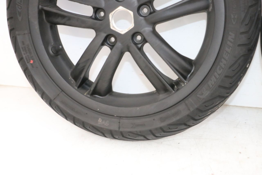 photo de RIMS PAIR PIAGGIO MP3 HPE 300 (2019 - 2026) - Detailed visual inspection