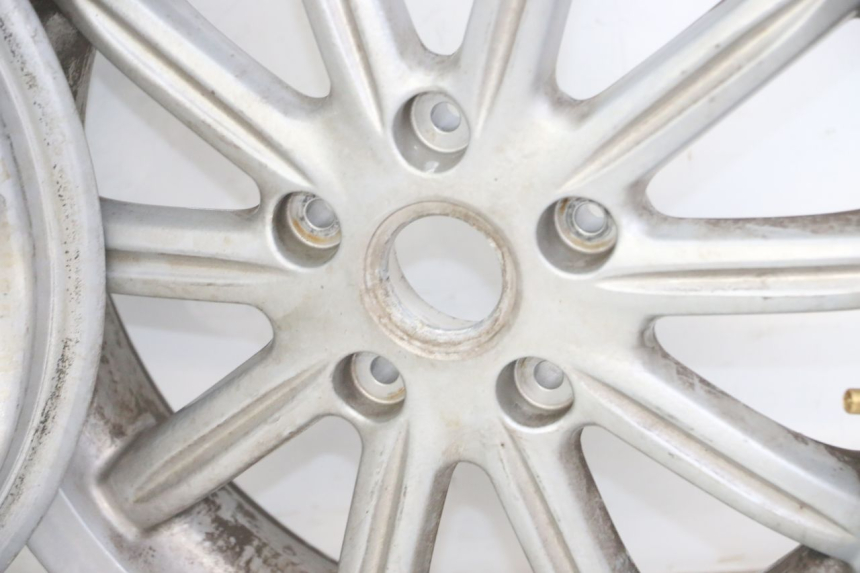 photo de PAIR OF RIMS PIAGGIO MP3 LT 300 (2010 - 2016) - High-resolution close-up