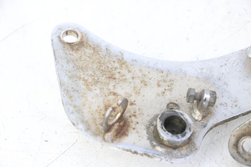 photo de PAIR FRONT MOUNT FOOTRESTS HYOSUNG GV AQUILA 125 (2000 - 2009) - Alternative perspective