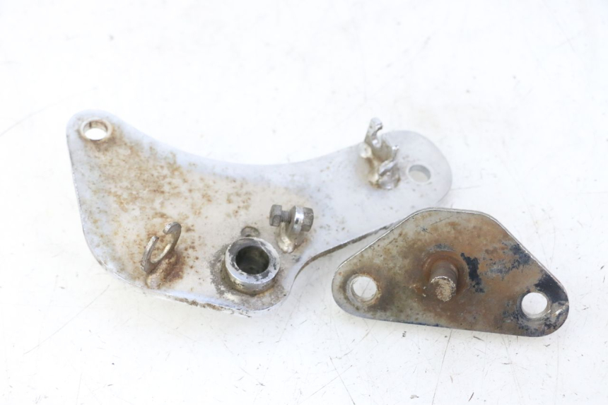 photo de PAIR FRONT MOUNT FOOTRESTS HYOSUNG GV AQUILA 125 (2000 - 2009) - Technical close-up