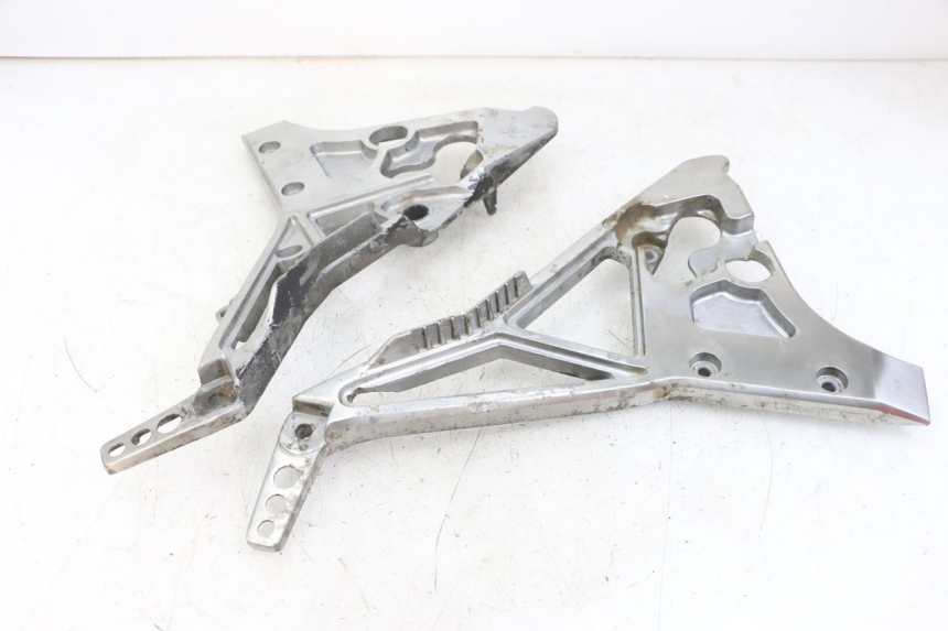 photo de PAIR OF FRONT FOOTREST BRACKETS YAMAHA FJ 3CX 1200 (1986 - 1996) - Fixing points details