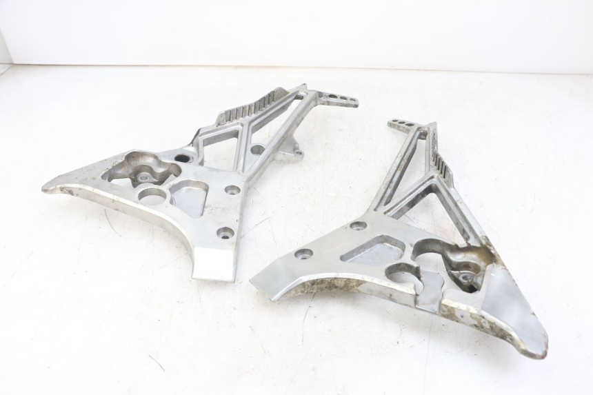 photo de PAIR OF FRONT FOOTREST BRACKETS YAMAHA FJ 3CX 1200 (1986 - 1996) - Surface and material condition