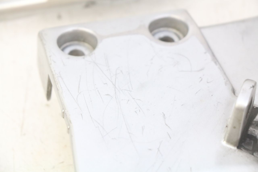 photo de PAIR OF FRONT FOOTREST BRACKETS YAMAHA FJR ABS 1300 (2006 - 2012) - Surface and material condition