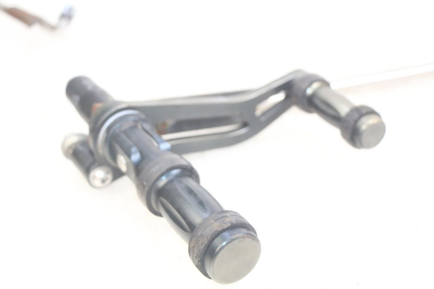 photo de PAIR OF FRONT FOOTREST BRACKETS DAELIM VL DAYSTAR 125 (2000 - 2011) - Additional view of the item