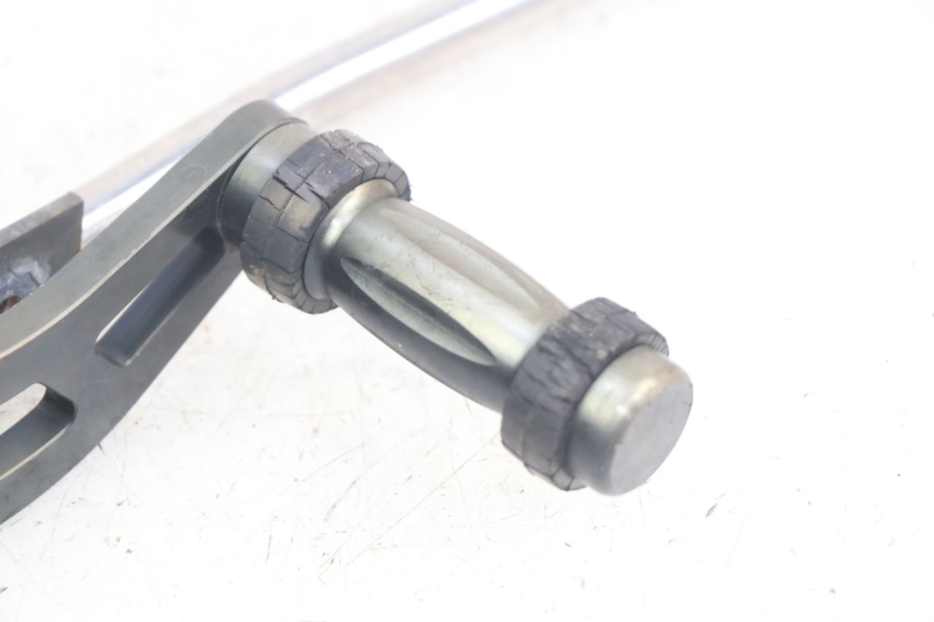 photo de PAIR OF FRONT FOOTREST BRACKETS DAELIM VL DAYSTAR 125 (2000 - 2011) - Distinctive features