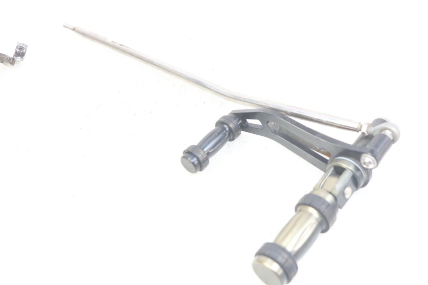 photo de PAIR OF FRONT FOOTREST BRACKETS DAELIM VL DAYSTAR 125 (2000 - 2011) - Surface and material condition