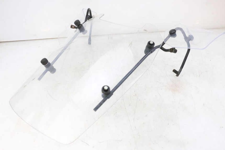 photo de WINDSCREEN PEUGEOT E-VIVACITY 1 (2012 - 2018) - Fixing points details