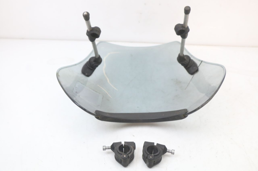 photo de WINDSCREEN SUZUKI GN 125 (1997 - 2000) - Fixing points details