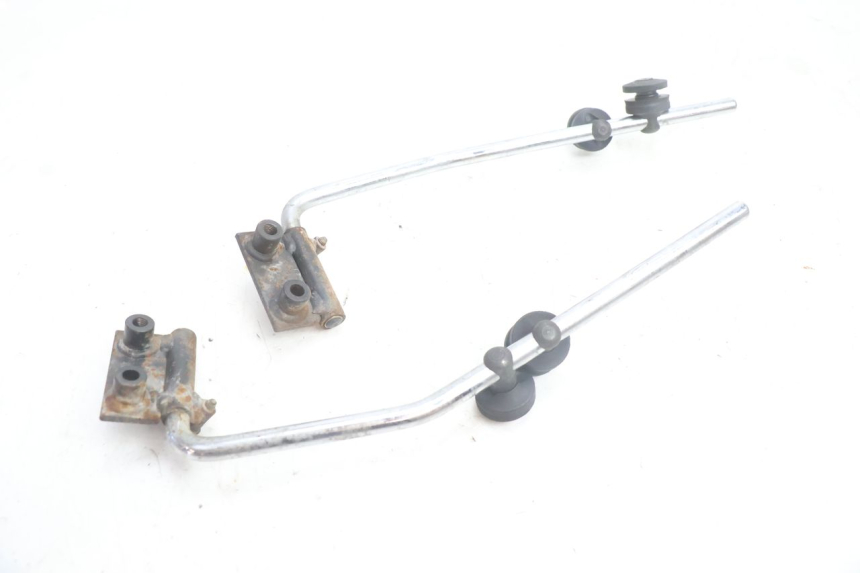 photo de WINDSCREEN APRILIA SCARABEO GT 125 (1999 - 2007) - Fixing points details
