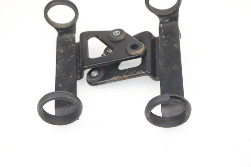 photo de HEADLIGHT BRACKET SUZUKI DR DJEBEL 600 (1985 - 1990) - Alternative perspective