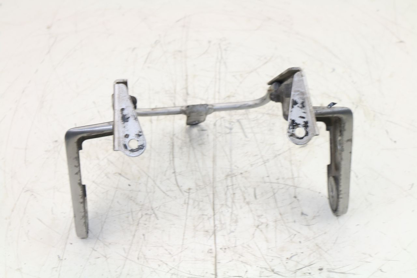 photo de HEADLIGHT BRACKET KAWASAKI ZEPHYR 550 (1991 - 1998) - Zoom on usage condition