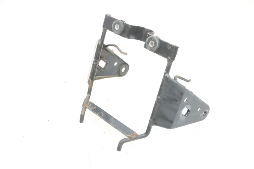 photo de HEADLIGHT BRACKET DAELIM VJ ROADWIN FI 125 (2008 - 2017) - Zoom on usage condition