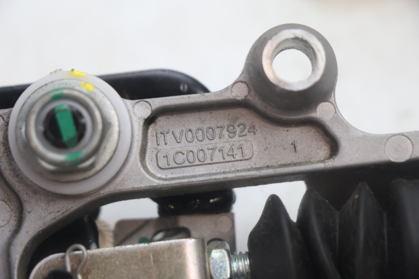 photo de BRAKE PEDAL PIAGGIO MP3 HPE 530 (2022 - 2026) - Technical close-up