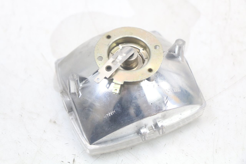 photo de FRONT HEADLIGHT PEUGEOT 103 VOGUE VS2 50 (2004 - 2017) - Fixing points details