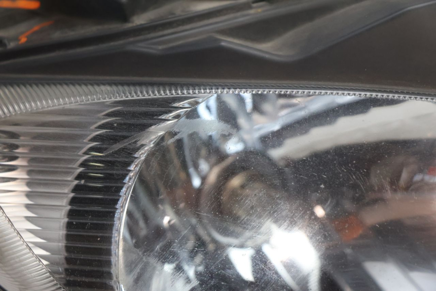 photo de RIGHT HEADLIGHT SUZUKI BURGMAN EXECUTIVE ABS 650 (2006 - 2012) - Zoom on usage condition