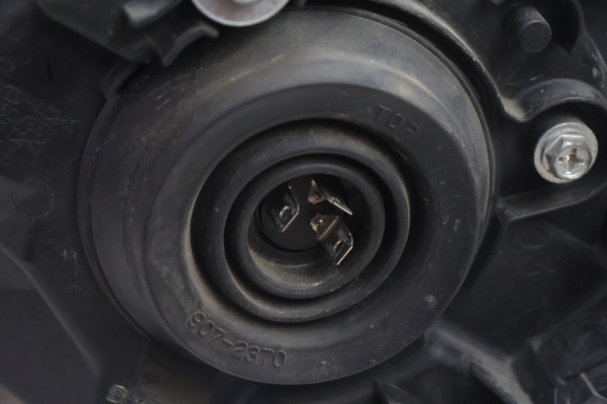 photo de RIGHT HEADLIGHT SUZUKI BURGMAN EXECUTIVE ABS 650 (2006 - 2012) - Surface and material condition