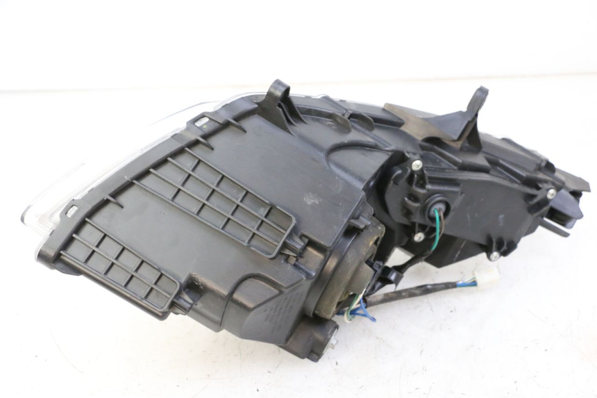 photo de RIGHT HEADLIGHT SYM JOYMAX 125 (2010 - 2017) - Markings and original references