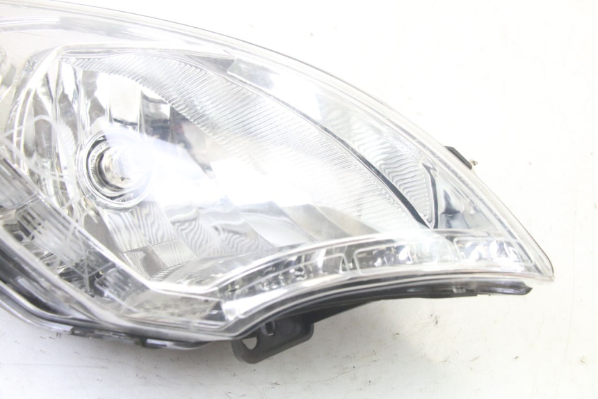 photo de RIGHT HEADLIGHT PEUGEOT SATELIS 125 (2013 - 2018) - Zoom on usage condition