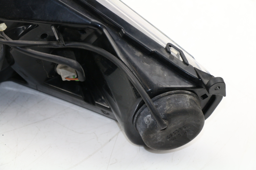 photo de RIGHT HEADLIGHT PEUGEOT SATELIS COMPRESSOR K15 125 (2006 - 2009) - Surface and material condition