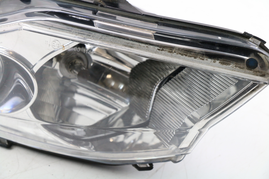 photo de RIGHT HEADLIGHT PEUGEOT SATELIS COMPRESSOR K15 125 (2006 - 2009) - High-resolution close-up