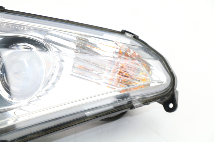 photo de RIGHT HEADLIGHT PEUGEOT SATELIS COMPRESSOR K15 125 (2006 - 2009) - Alternative perspective