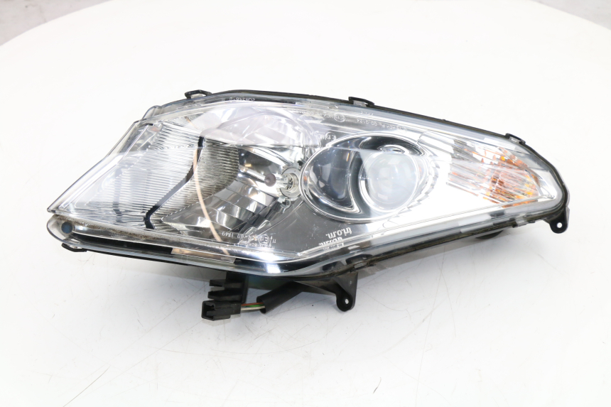 photo de RIGHT HEADLIGHT PEUGEOT SATELIS COMPRESSOR K15 125 (2006 - 2009) - Surface and material condition