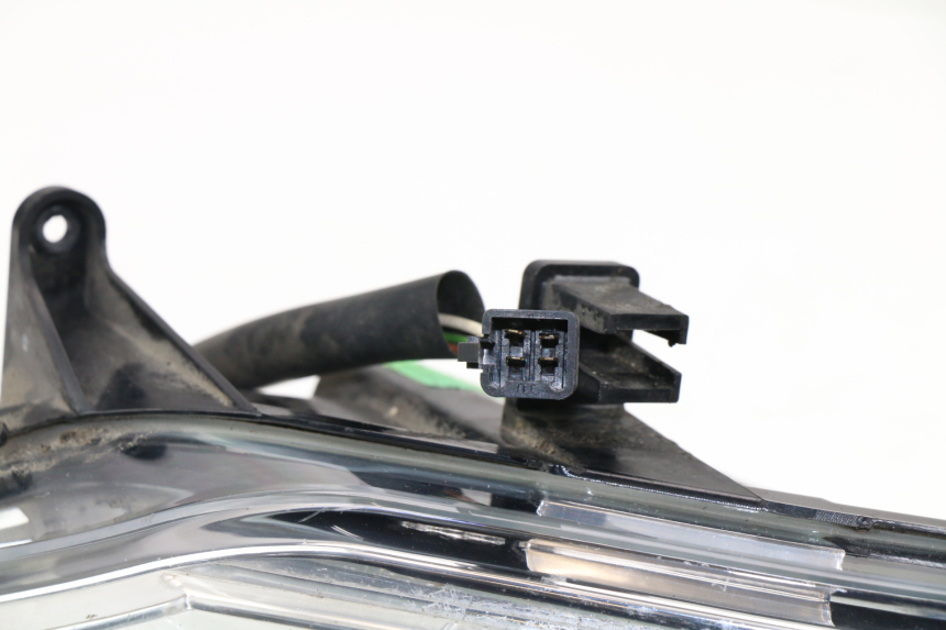 photo de RIGHT HEADLIGHT PEUGEOT SATELIS COMPRESSOR K15 125 (2006 - 2009) - Distinctive features