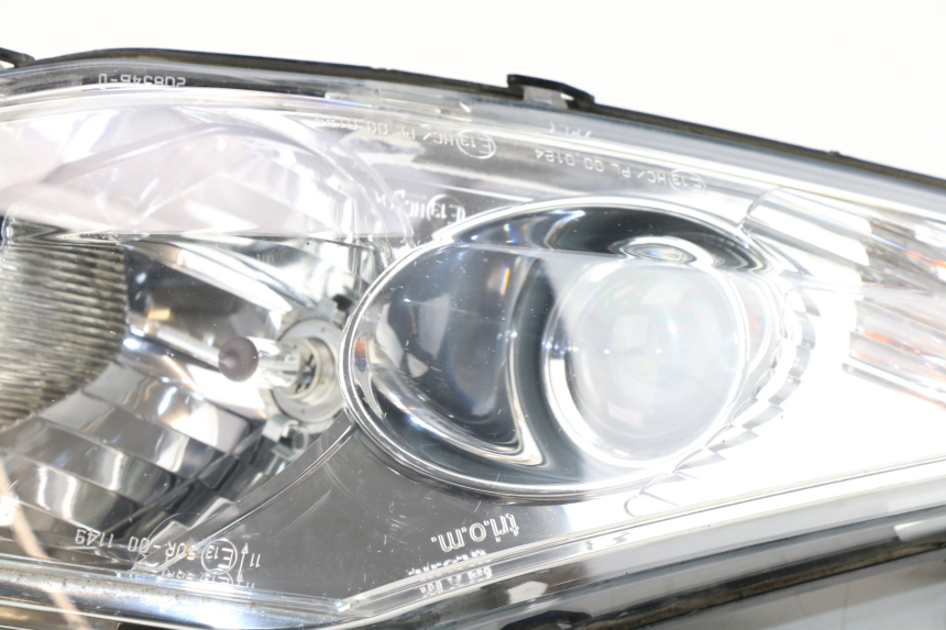 photo de RIGHT HEADLIGHT PEUGEOT SATELIS COMPRESSOR K15 125 (2006 - 2009) - High-resolution close-up